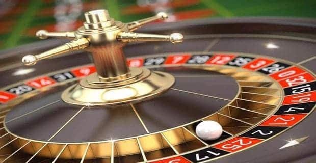 Ilustrasi taruhan olahraga sepak bola dan badminton di perangkat mobile